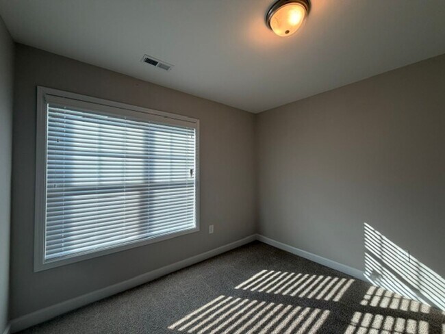 Building Photo - 251 Melody Ln