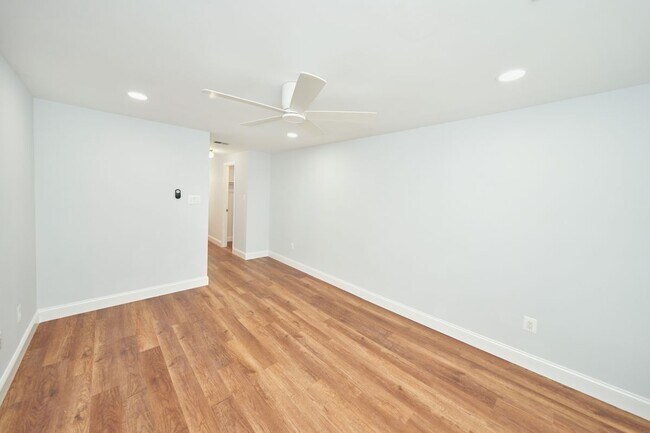 Building Photo - 9900 Kingsbridge Dr