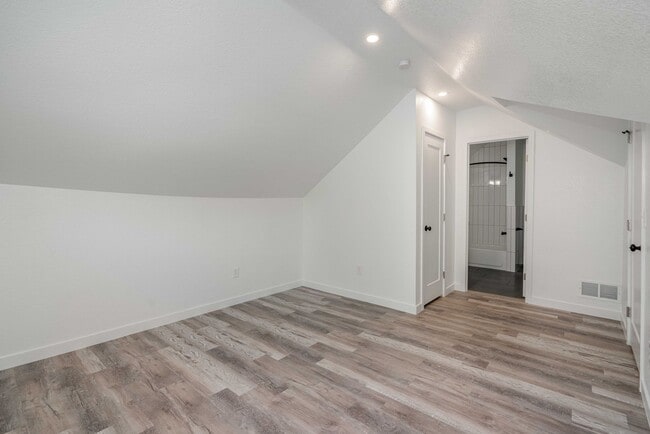 Building Photo - 5 bed 2 bath renovated home