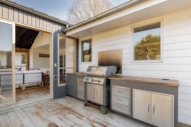 Building Photo - 89 Pantigo Rd