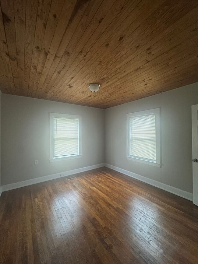 Building Photo - Cute two bedroom house with hardwood floor...
