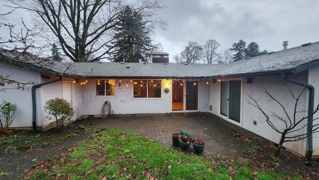 Building Photo - 3 bd 2.5ba Ranch Style Home with Fenced Yard, W/D in Unit, Fireplaces & 2 Car Garage!