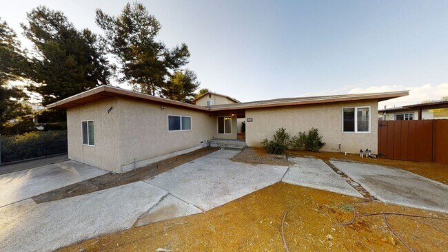 Building Photo - HUGE 10BR House on Montezuma!! - Large Private Parking Lot & Courtyard! - Right Next to Campus (L...