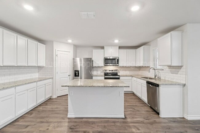 Building Photo - 11319 War Emblem