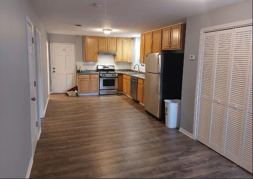 Building Photo - 1420 N Western Ave