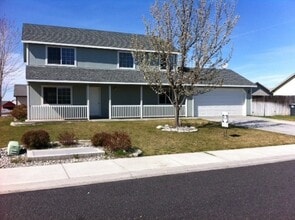 Building Photo - House for Rent