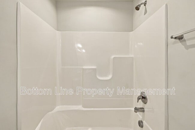Building Photo - 5811 Woodlawn Dr