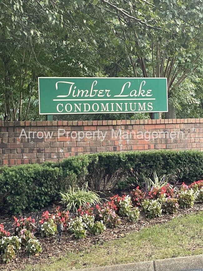 Building Photo - 2 Bedroom / 2.5 Bathroom / Amenities Include Pool & Tennis Courts / Assigned Parking / Minutes to...