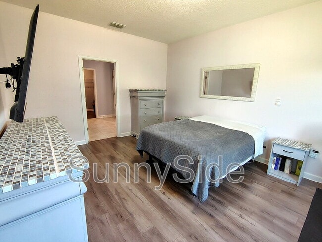 Building Photo - 1047 Oak Bluff Dr