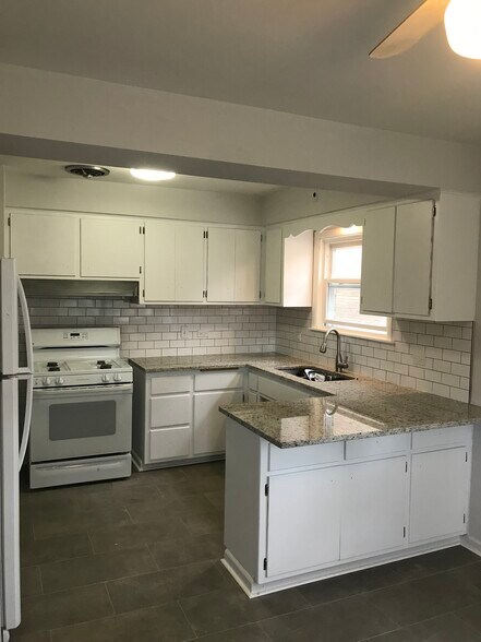 Building Photo - 8022 Oriole Ave