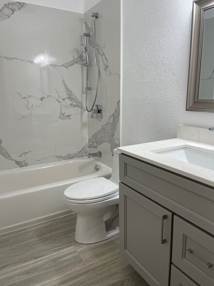 Guest Bath - 1111 Lord Nelson Ln