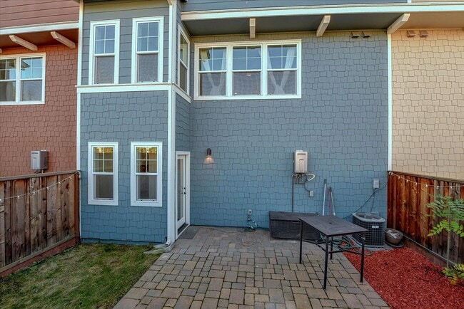 Building Photo - LUXURY TOWNHOME IN SUNNYVALE | 2014 BUILD