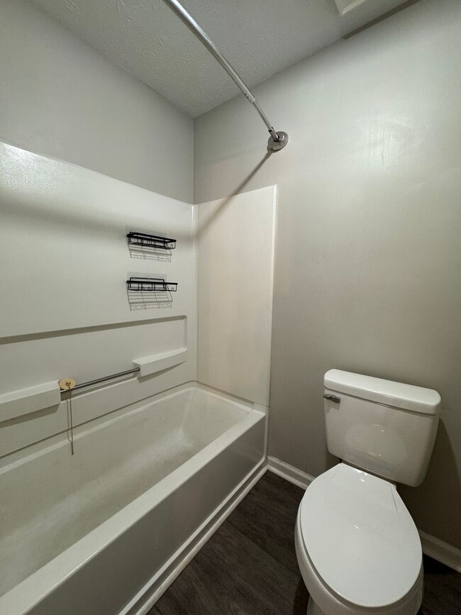 Building Photo - Charming 3 Bed, 2 Bath Home in Gated Commu...