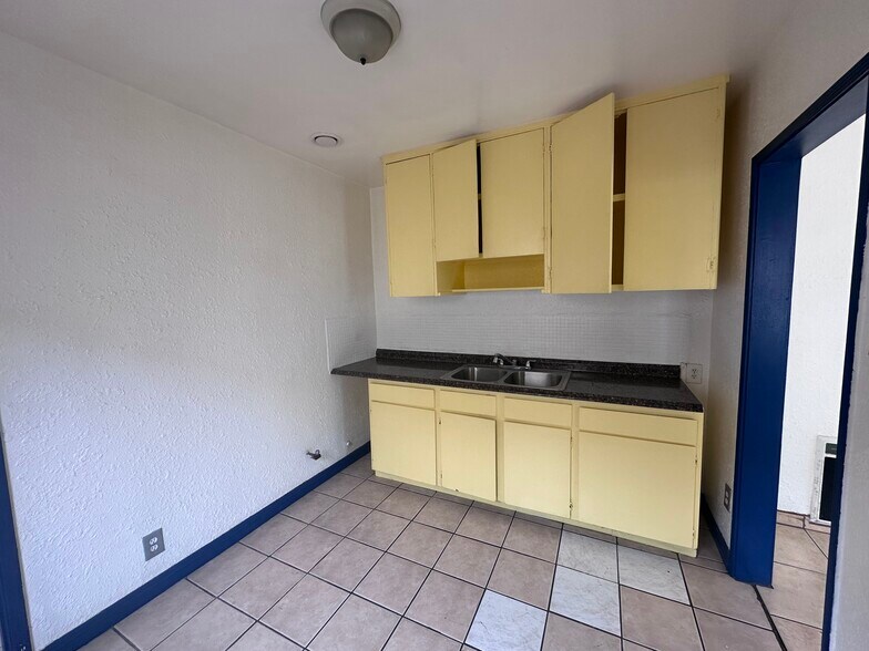 Kitchen - 1543 Nicola Ave