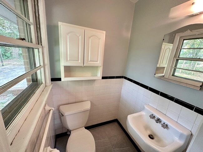 Building Photo - 408 Avery St