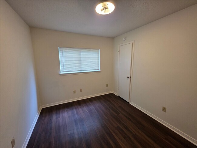 Building Photo - 11726 Plumbrook Dr