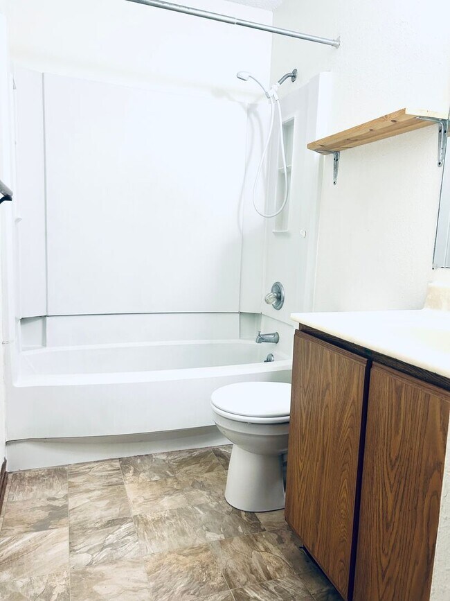 Building Photo - Roomy 2 Bdrm Apartment