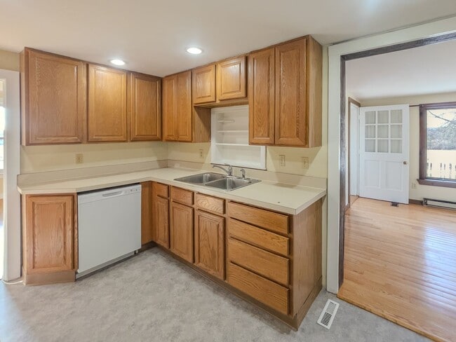 Building Photo - Spacious Renovated Colonial on The Lebanon Green