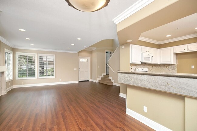 Building Photo - Modern Comfort in a Prime Location – 2BR Townhome with Garage & Community Amenities