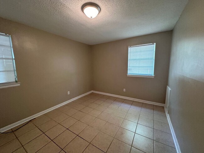 Building Photo - 977 Pope St