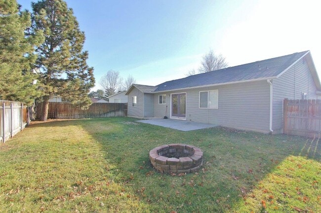 Building Photo - Clean Single-Level Home in Quiet Neighborhood