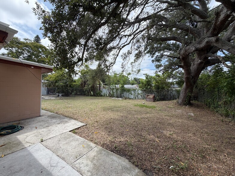 Building Photo - 3 Bed/3 Bath