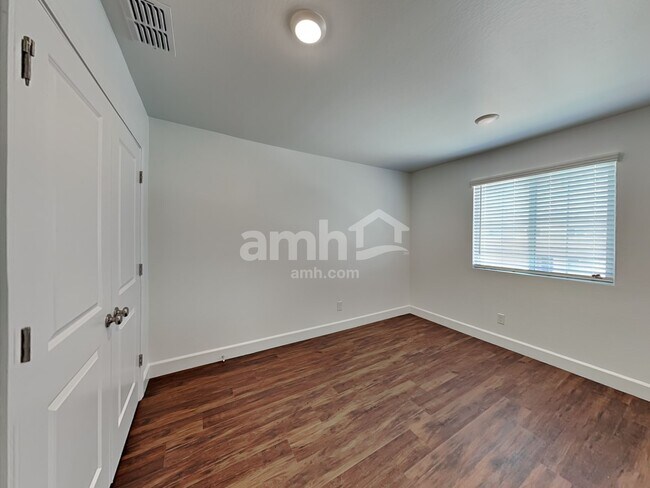 Building Photo - 17141 W Lawrence Ln