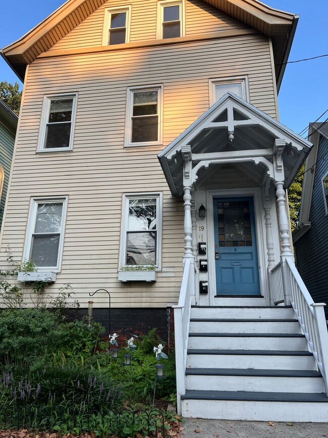 Building Photo - 19 Anderson St