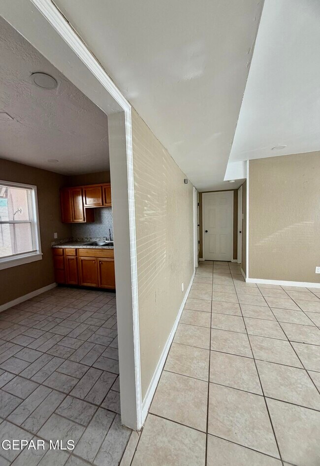 Building Photo - 601 Lomaland Dr