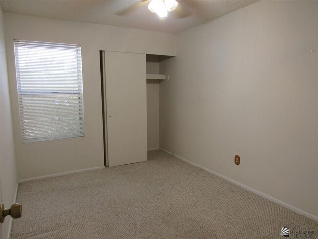 Building Photo - Central townhome with 3 bedrooms and 2 bat...