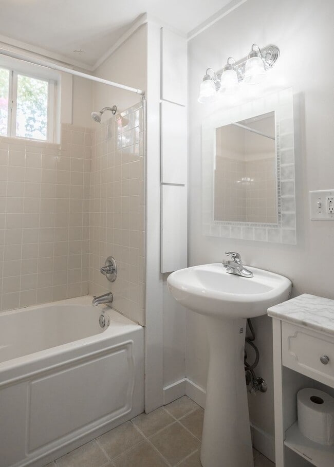 Building Photo - 1273 E Broad St