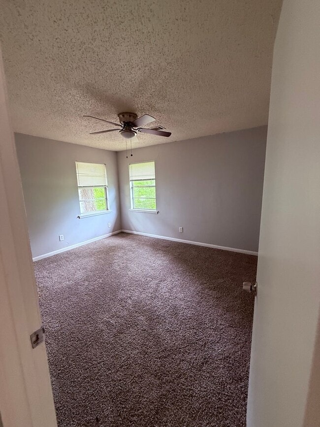 Building Photo - 9110 Woodford Dr