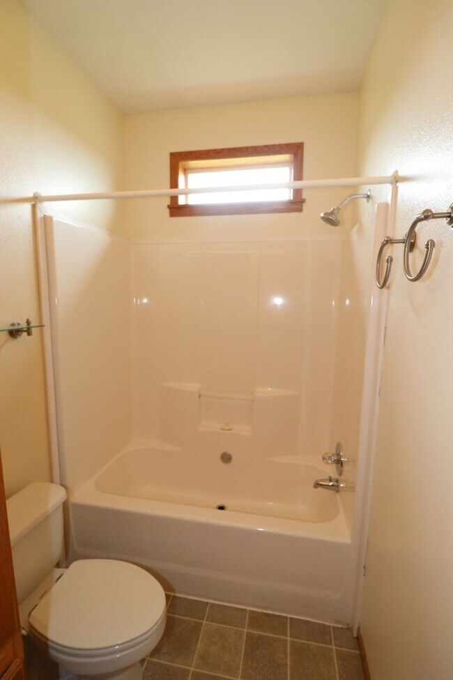 Building Photo - Spacious Home for rent!