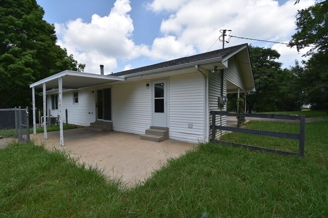 Building Photo - 2 Bedroom Pet Friendly Home For Rent!