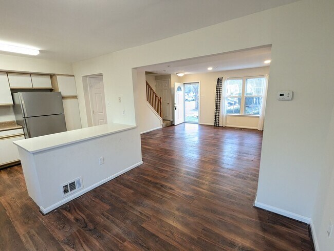 Building Photo - Well maintained townhouse in Robin Meadows Community with updated features available now!