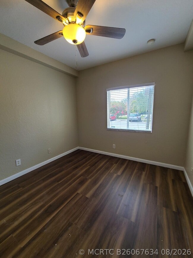 Building Photo - 1165 Golden Lakes Blvd