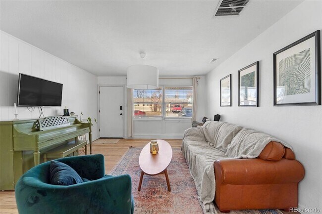 Building Photo - 305 Maplewood Dr