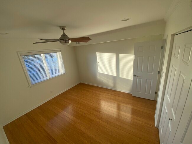 Building Photo - 9480 Bay Colony Dr