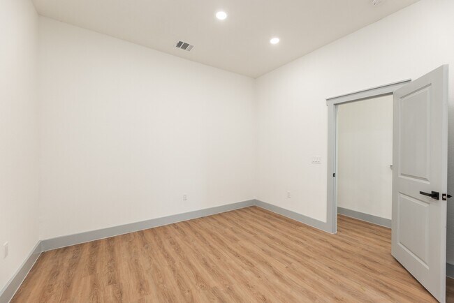 Building Photo - 704 S 1st St