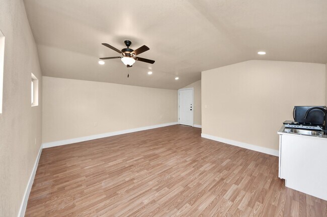 Building Photo - 501 Schilling Ave