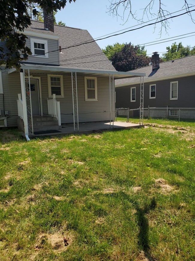 Building Photo - 3 Bedroom 1 Bath House in Rock Island