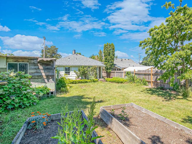 Building Photo - Adorable, vintage 1924 2-bdrm/1-bath w/ fe...