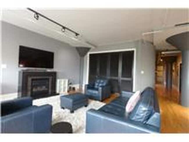 Building Photo - 4901 Washington Boulevard 4B