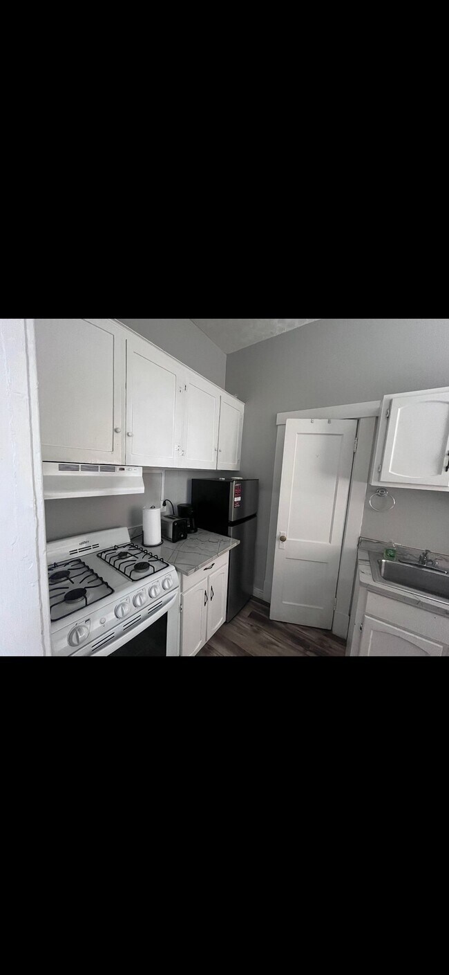 Building Photo - 608 N Nevada Ave