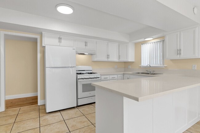 Building Photo - 1022 El Camino Dr