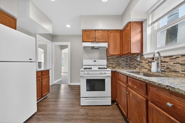 Building Photo - Spacious 3 bed 1.5bath Brick Colonial **Open House Sat June 6th from Noon to 1pm**