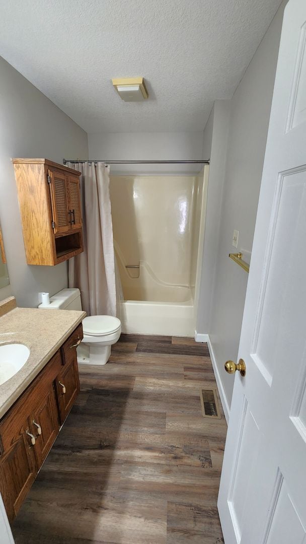 Building Photo - Lake Sherwood Executive 4BR, 3BTH home in Washburn Rural Schools!