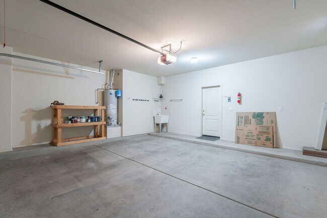 Building Photo - Bright, Spacious Riverside Crossing Retrea...