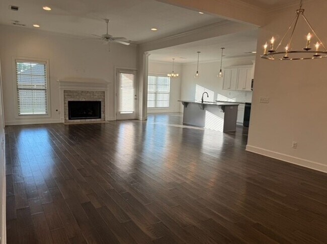 Building Photo - Beautiful 3 Bed 2 Bath Available this Fall!