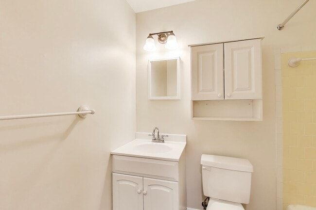 Building Photo - Perfect on Parkway --- Gorgeous, Fully Upd...